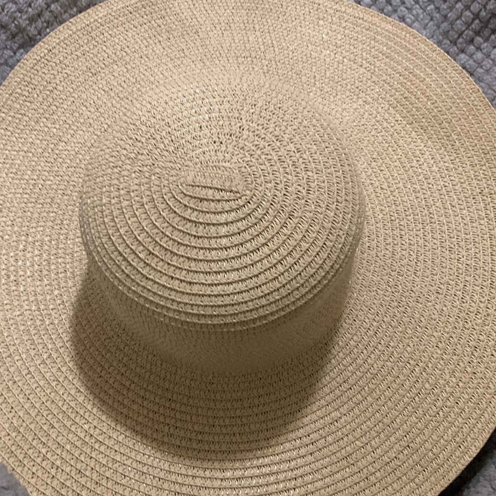 Gorgeous wide brimmed beach/ spring hat - Picture 2 of 11